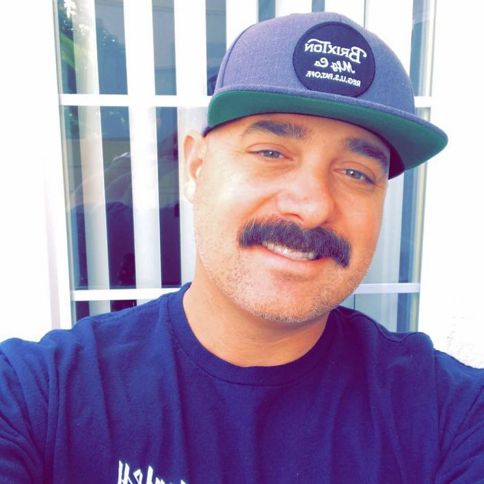 Ugunsdzēsējs Stīvs par spīti šāvieniem visapkārt veica pirmo palīdzību ievainotai sievietei.