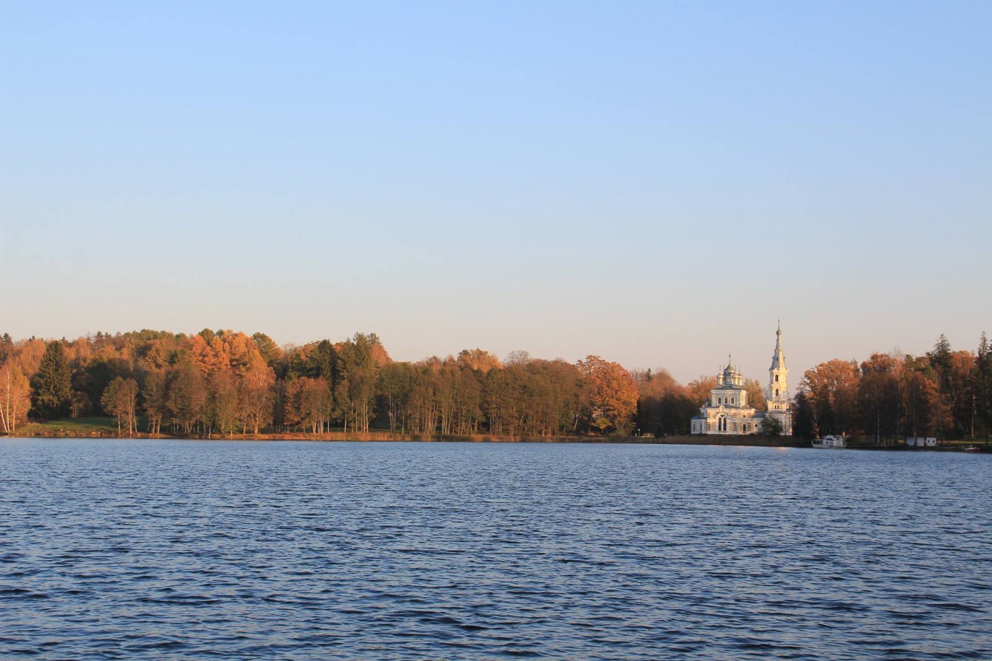 Stāmerienas ezers, Stāmerienas Sv. Ņevas Aleksandra pareizticīgo baznīca