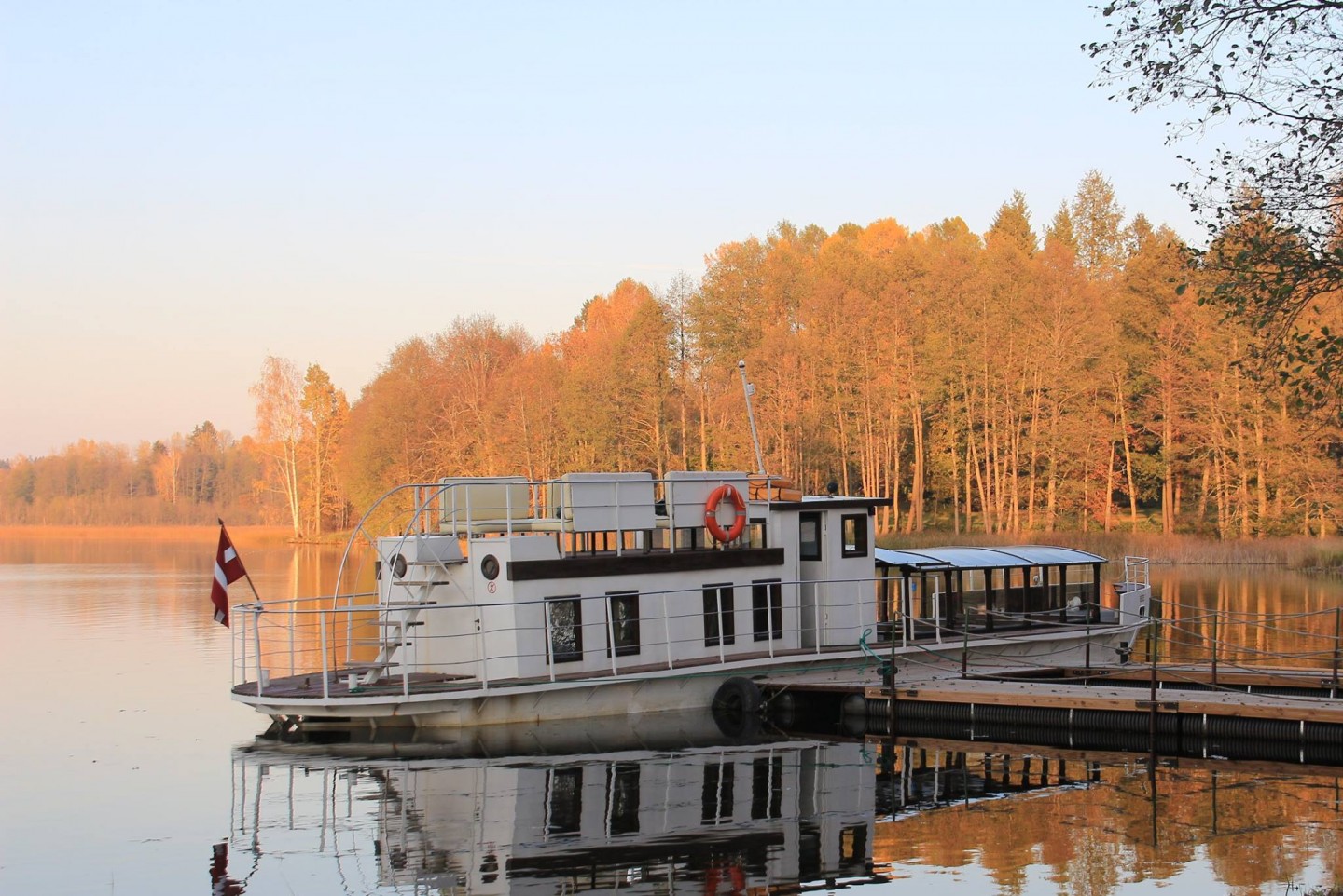 Ekskursiju kuģītis Stāmerienas ezerā