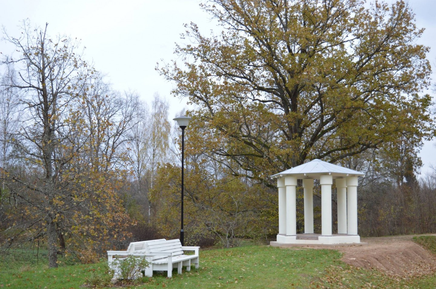 Pededzes upes zaļā promenāde un sapņu templītis Litenē