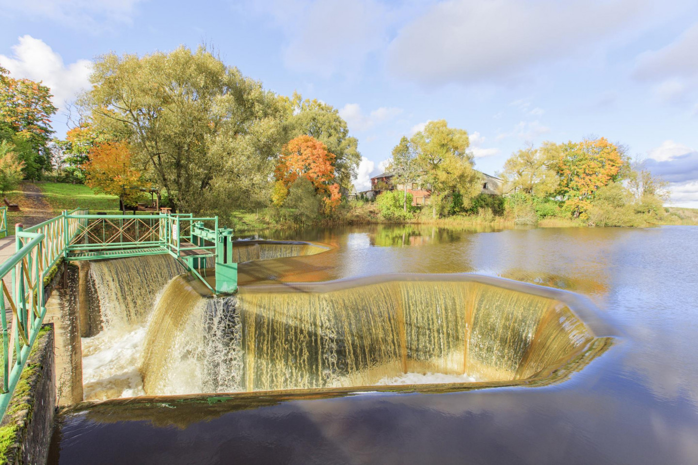 19. gadsimta beigās uz Ezeres upes izveidotais Dzirnavu dīķis arī šobrīd ir pagasta lielākā ūdenstilpe. Dīķa krastā aplūkojamas Ezeres ūdensdzirnavas, kas celtas 1910. gadā. Latvijai netipiskās kļavu lapas formas slūžas, kas rada lielisku skatu.