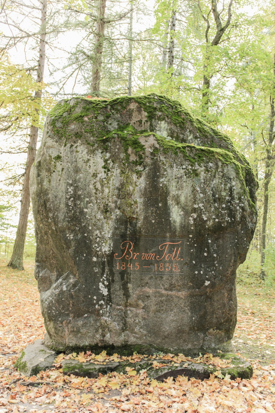 Parka dienvidrietumu daļā atrodas tā sauktais Lielais akmens (4,2m augsts), kurš tiek dēvēts arī par Vadakstes valdnieku. Akmenī iekalts muižas pārvaldnieka barona fon Tolla vārds un gada skaitļi "1845-1855". Pēc nostāstiem gada skaitli akmenī norāda tā velšanas ilgumu vai arī laika posmu kurā ierīkots parks. Akmens šurp atvelts no Vadakstes krasta.