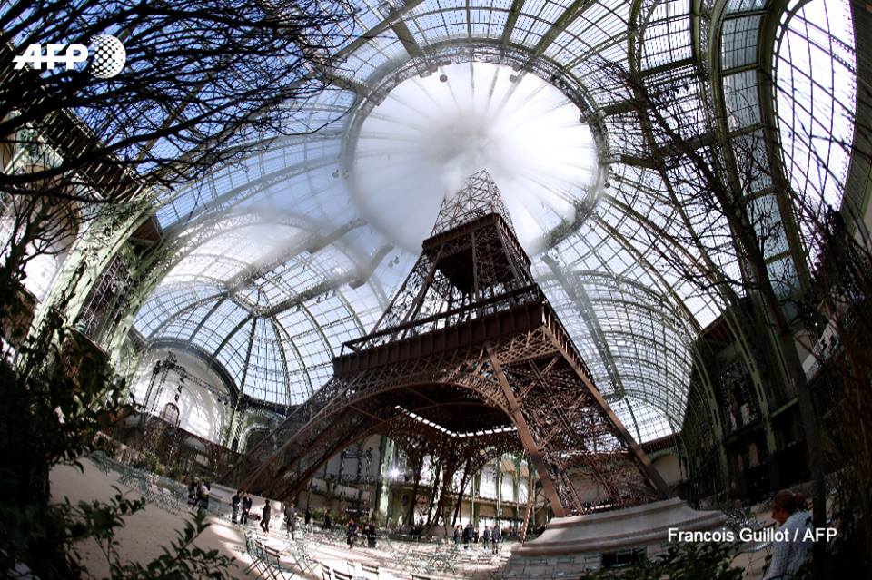 Eifeļa torņa kopija"Chanel" modes skates vajadzībām Parīzē.