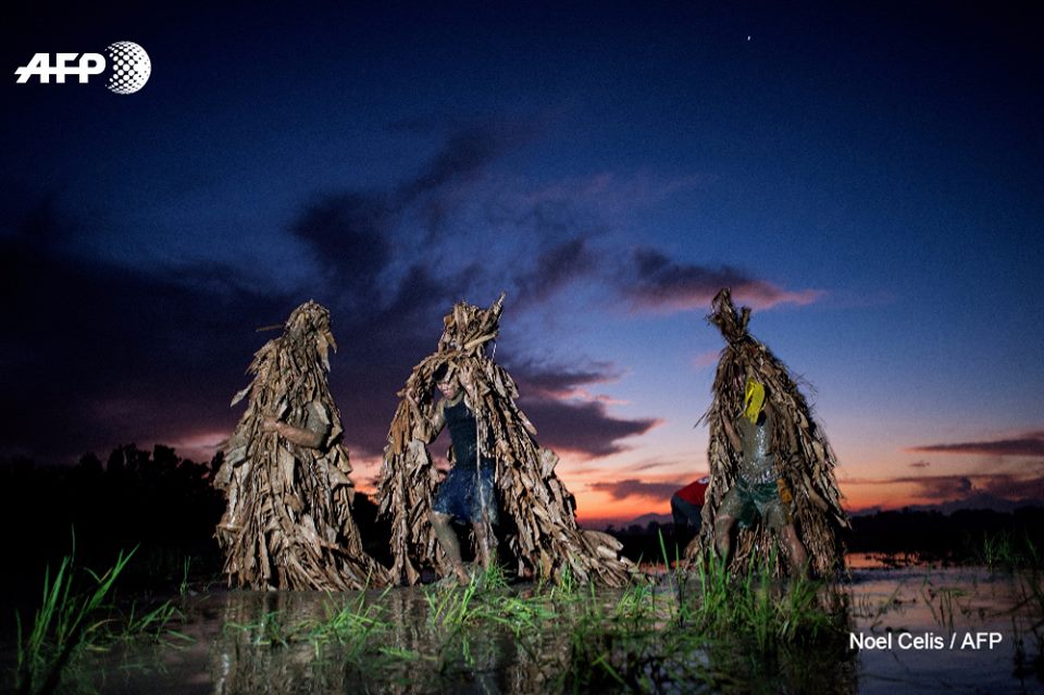 Ticīgie reliģisko svētku laikā Filipīnās.