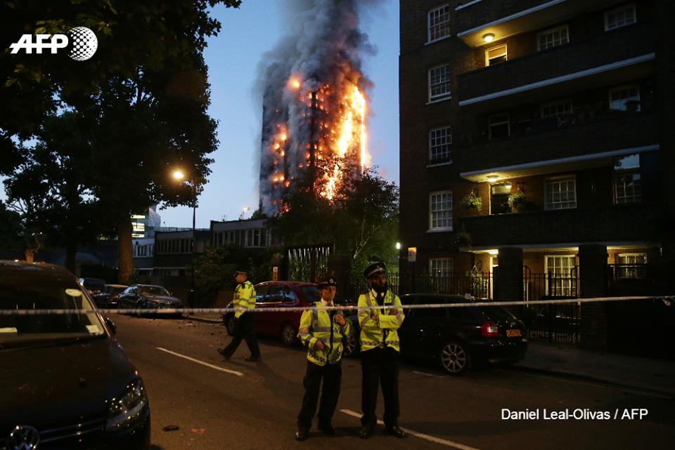 Policija ierobežojusi ugunsgrēka vietu pie Grenfela torņa Londonā.