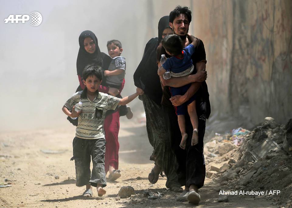 Mosulas iedzīvotāji glābjas no "Islāma valsts" teroristiem Irākā.