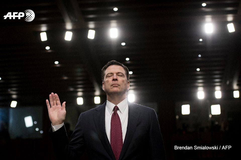 Bijušais FIB direktors Džeims Komijs dod zvērestu pirms viņa uzklausīšanas Senātā.