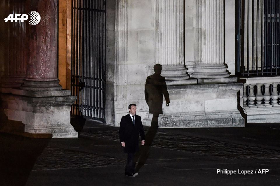 Francijā ievēlētais prezidents Emanuels Makrons ierodas sniegt savu runu pie Luvras muzeja piramīdas Parīzē.