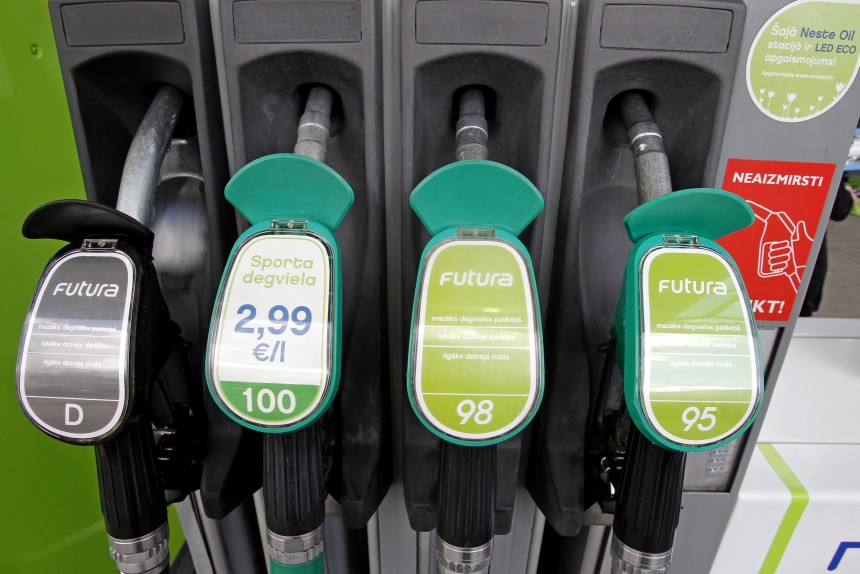 FM: Lielāko devumu patēriņa cenu izmaiņās 2018. gadā noteica degvielas cenu kāpums