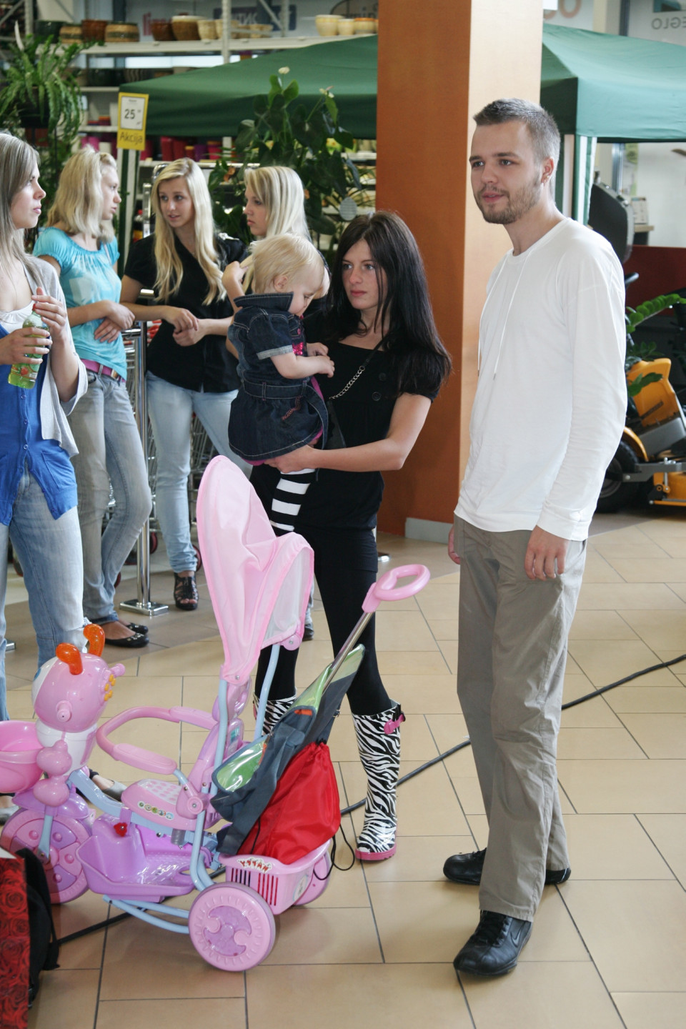 Valters piedalījās projektā „Uz skolu”, kurā palīdzēja sagādāt nepieciešamās mantas bērniem, lai viņi spēti uzsākt skolas gaitas