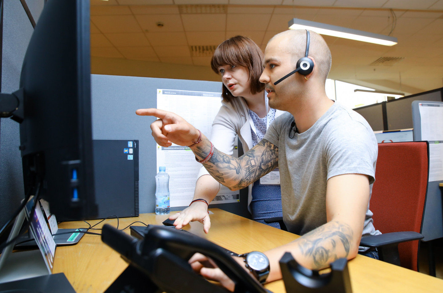 Šovasar Dziesmu un Deju svētku bezmaksas uzziņu tālruņa operatoru lomās iejutās un uz zvanītāju jautājumiem atbildēja arī Valters Frīdenbergs