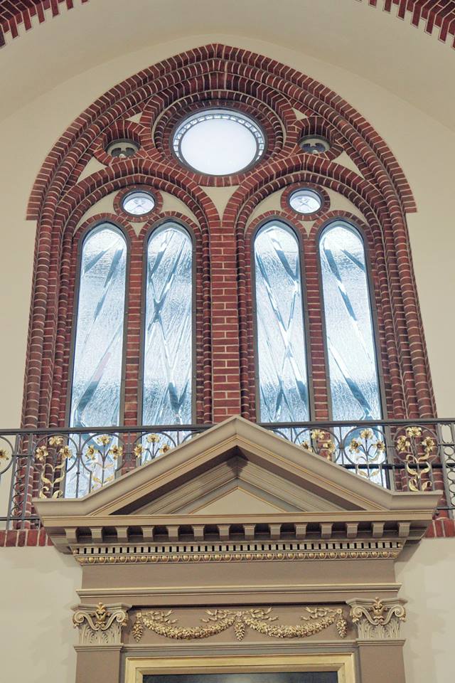 Atjaunošana. Doma baznīcas Marijas kapelas jaunās vitrāžas uzstādīšana “Marijas kapelas logs” Veltījums Latvijas valsts neatkarībai. Adrese: Herdera laukums 6, Rīga