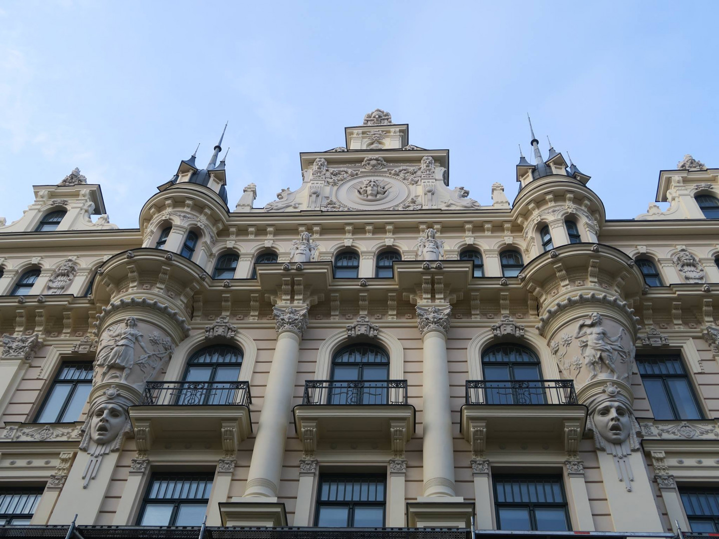 Atjaunošana. Alberta un Strēlnieku ielu fasāžu atjaunošana, restaurācija. Adrese: Alberta iela 13, Rīga