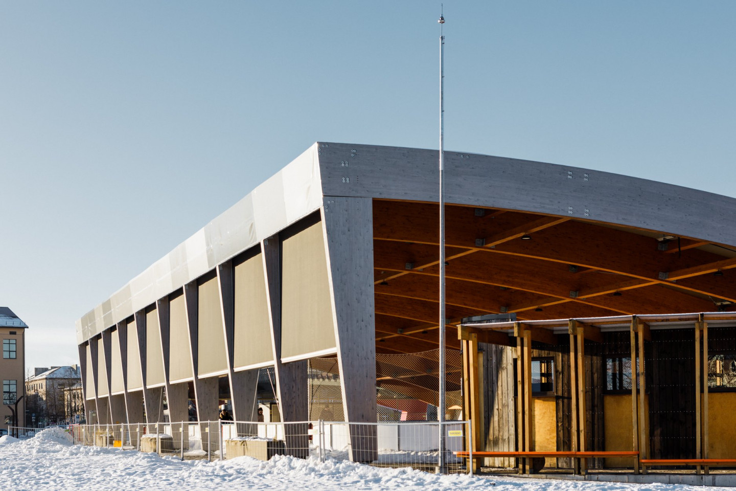 Koka būve. Atklātās publiskās slidotavas segtā jumta Pasta salā izbūve. .Adrese: Pasta sala 1, Jelgava