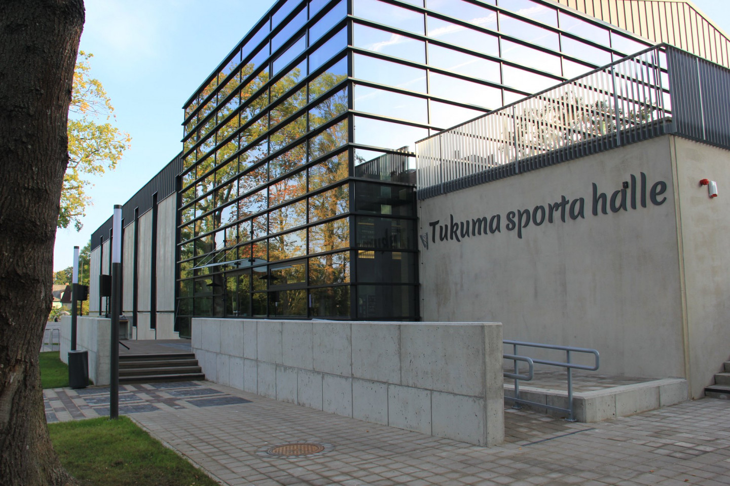 Publiskā jaunbūve. Tukuma 3. pamatskolas sporta zāle un stadions. Adrese: Lielā iela 18, Pauzera iela 7, Pauzera iela 5, Talsu iela 4, Tukums