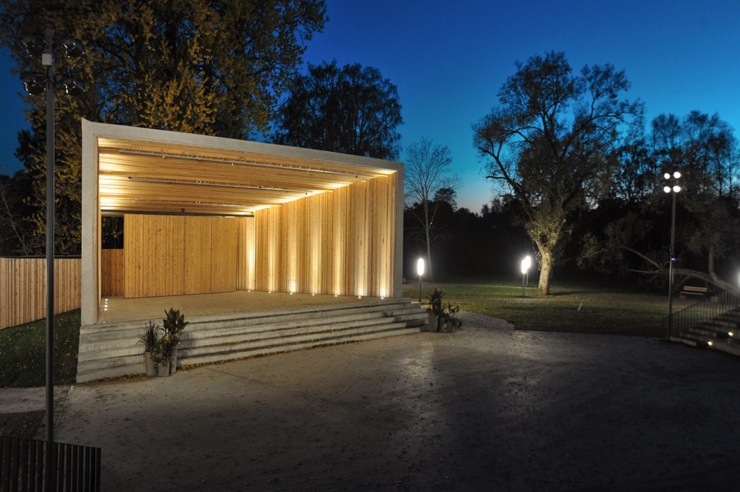 Ainava. Rūjienas estrāde. Adrese: Upes iela 9, Rūjiena, Rūjienas novads