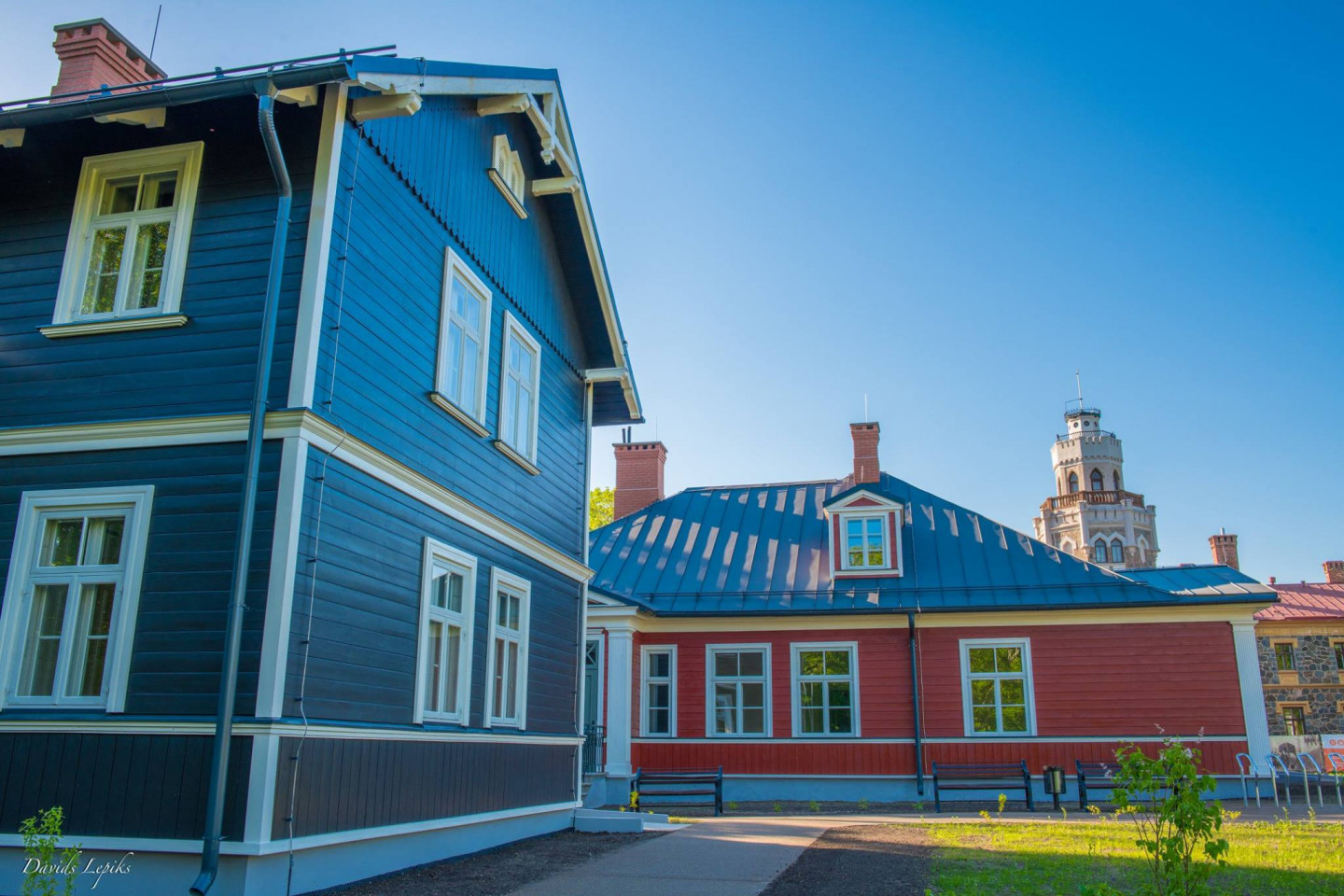 Pārbūve. Siguldas pils kompleksa ēku - Muižas koka mājas (lit.002), Dzīvojamās mājas (lit.005) un Saimniecības ēkas (lit.004) pārbūve.