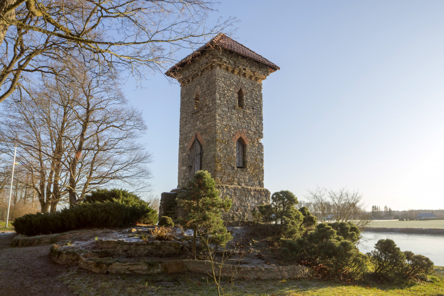 Teteles jeb Tetelmindes „tornītis” Blakus tagadējai Teteles pamatskolai, agrākajā Tetelmindes jeb Teteles muižas parkā, Lielupes krastā slejas kaltu laukakmeņu tornītis. Kopš pagājušā gadsimta 90. gadu sākuma tas ir atjaunots un to vainago dakstiņu jumts. 1998. gadā apstiprinātajā Valsts kultūras pieminekļu sarakstā tas apzīmēts kā Teteles muižas tornis un tā aptuvenais datējums ir 1840. gads. Tornītis celts kā mākslīgās pilsdrupas 19. gadsimta otrajā pusē kā skatu tornītis. No Brīvības cīņās nopostītās Tetelmindes muižas, tornītis ir pēdējā arhitektūras liecība no fon Bēru laika Tetelē.