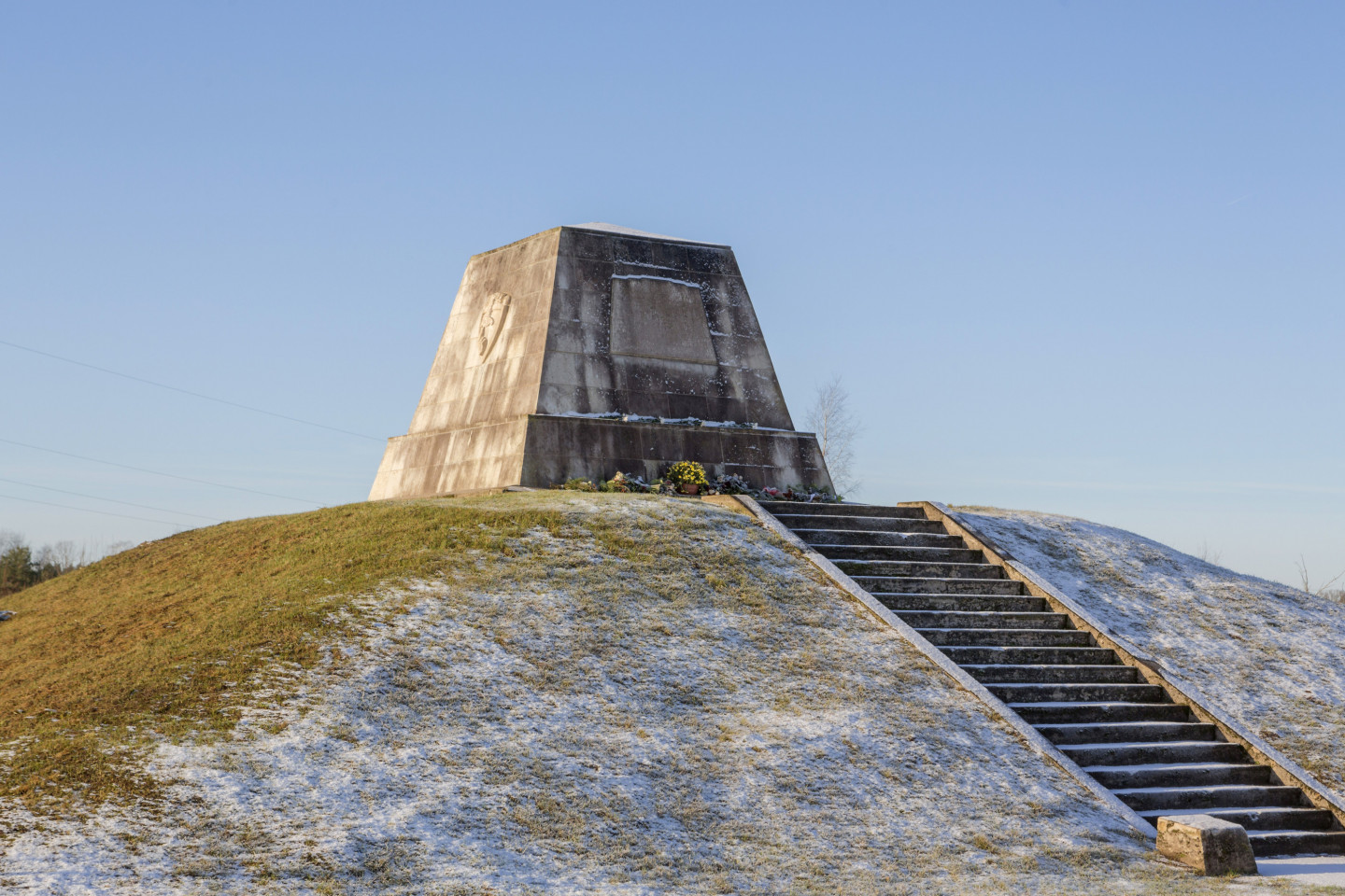 Vareļu piemineklis. Salgales pagasts. Piemineklis veltīts Latvijas Kara skolas 14 kritušajiem kadetiem cīņās pret Bermonta karaspēku 1919. gada novembrī. 1935. gada 20. maijā Ministru prezidenta biedrs Marģerts Skujenieks atklāja pēc mākslinieka Jāņa Borkovska meta darinātu šūnakmens plāksnēm segtu piramīdveida pieminekli. 1951. gadā piemineklis tika saspridzināts, bet atjaunots 1990. gada 17. novembrī. Atjaunotā pieminekļa autors – Gunārs Heimanis, inženieris Edmunds Krūms.