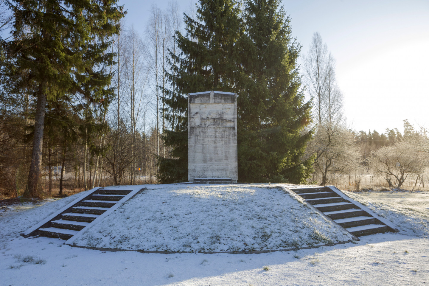 Piemineklis kritušajiem 6. Rīgas kājnieku pulka karavīriem pie bijušās Skuju skolas. 1919. gada 17. novembrī pie bijušās Skuju pamatskolas notika kauja ar bermontiešiem, kurā 6. Rīgas kājnieku pulks zaudēja 16 karavīrus. 1922. gadā pulkvedis Mucenieks Jelgavas-Rīgas šosejas malā pie Skuju skolas uzstādīja 3,5 m augstu koka obelisku ar 16 kritušo karavīru vārdiem. 1937. gada 24. oktobrī atklāja jaunu pieminekli, kura autors bija Nikolajs Voits, bet bareljefu veidojis tēlnieks Mārtiņš Šmalcs saskaņā ar sava skolotāja profesora Kārļa Zāles norādījumiem.