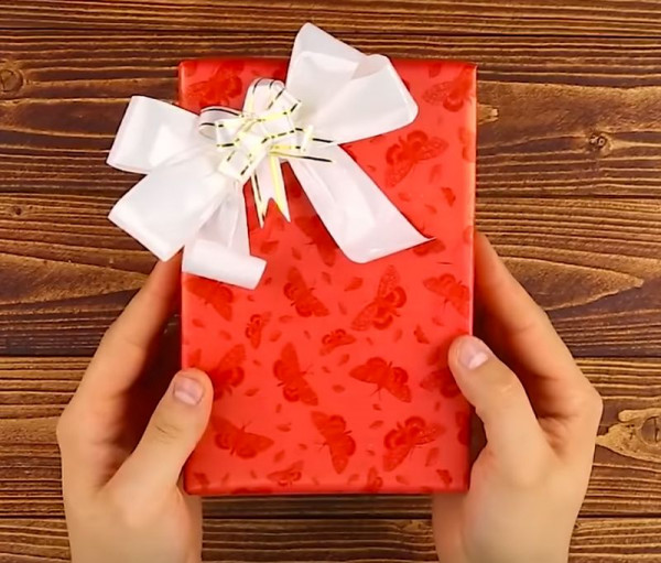 interval Take-up Petitioner Kā dāvanu papīrā iesaiņot dažādu formu Ziemassvētku veltes - LifeHacks.lv