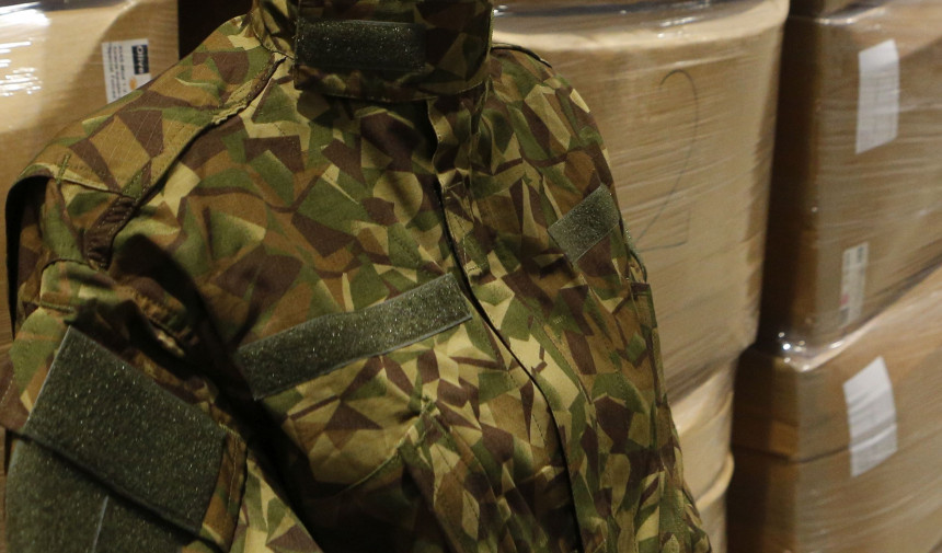 latvijas-armij-pirmo-reizi-pulkve-a-pak-pe-pie-irta-sievietei-nra-lv