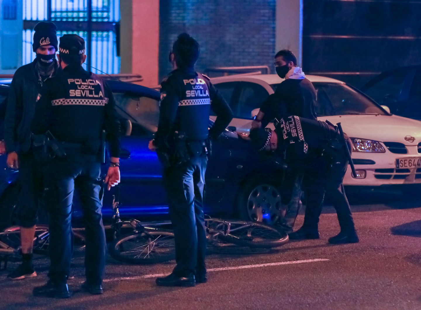 Policija uzrauga komandantstundas pārkāpējus Spānijā