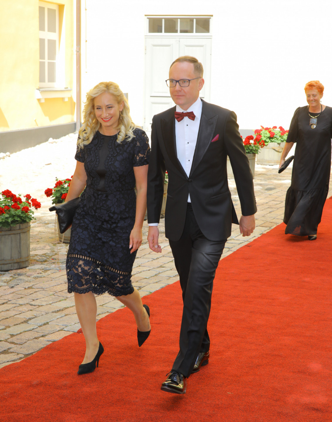 Es vairs nevaru skatīties uz mežģīnēm!!! Varbūt pietiek? Mežģīnes nav = vakartērps