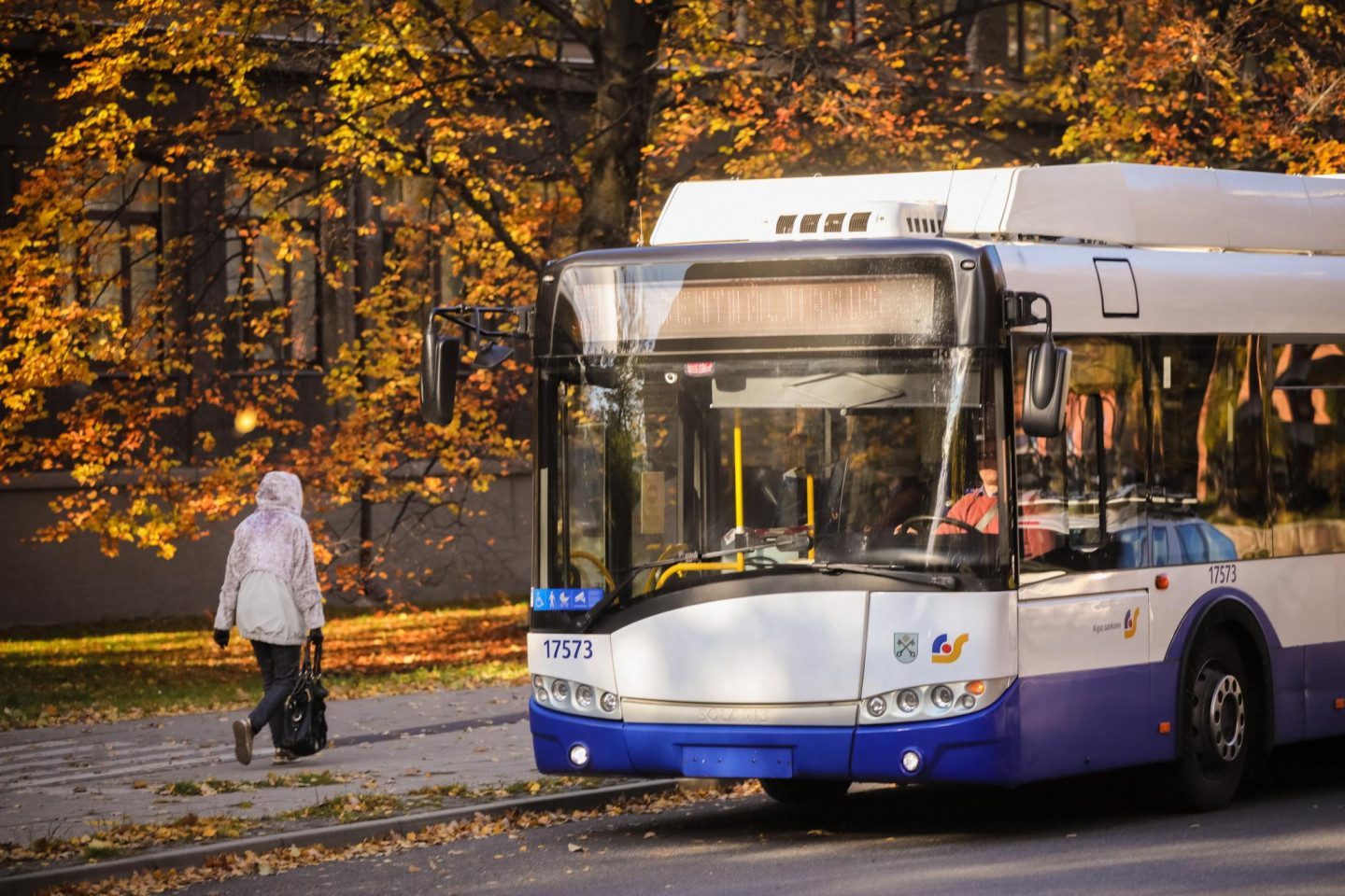 Svarīgi! Rīgā ieviestas izmaiņas vairāku sabiedrisko transportu ...