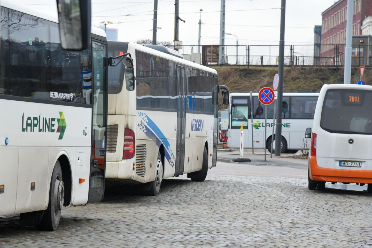 Decembra brīvdienās būs izmaiņas apmēram 500 reģionālo autobusu ...