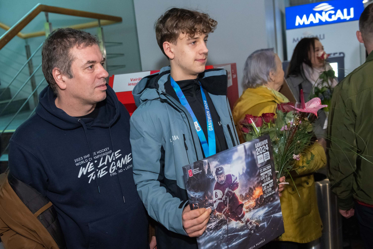 Lidostā "Rīga" sagaida Pasaules Jaunatnes Olimpisko spēļu U-16 3x3 hokejistus kuri izcīnīja zelta medaļas