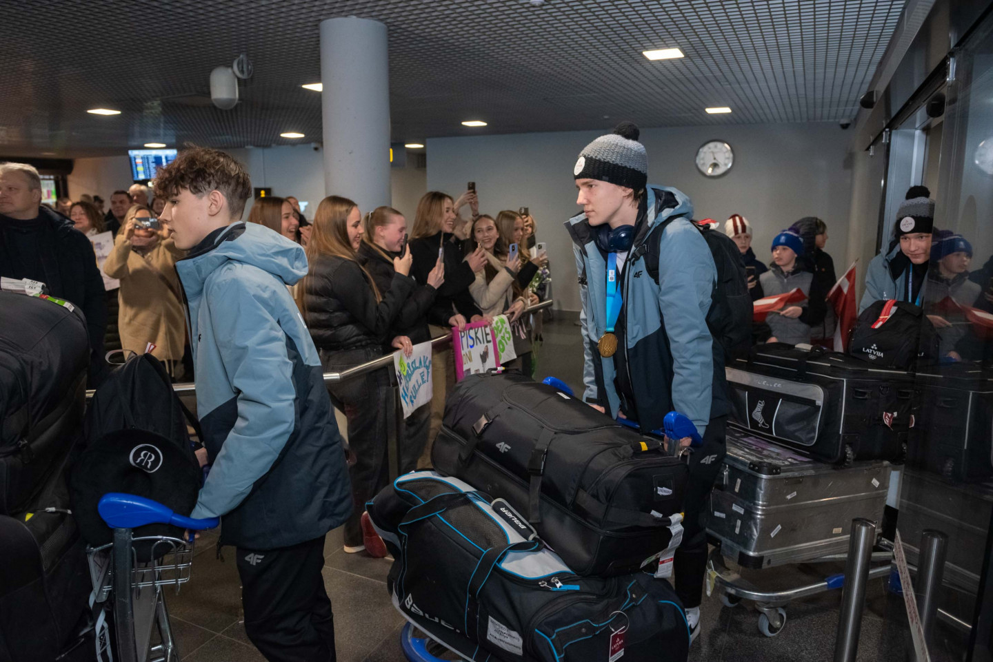 Lidostā "Rīga" sagaida Pasaules Jaunatnes Olimpisko spēļu U-16 3x3 hokejistus kuri izcīnīja zelta medaļas