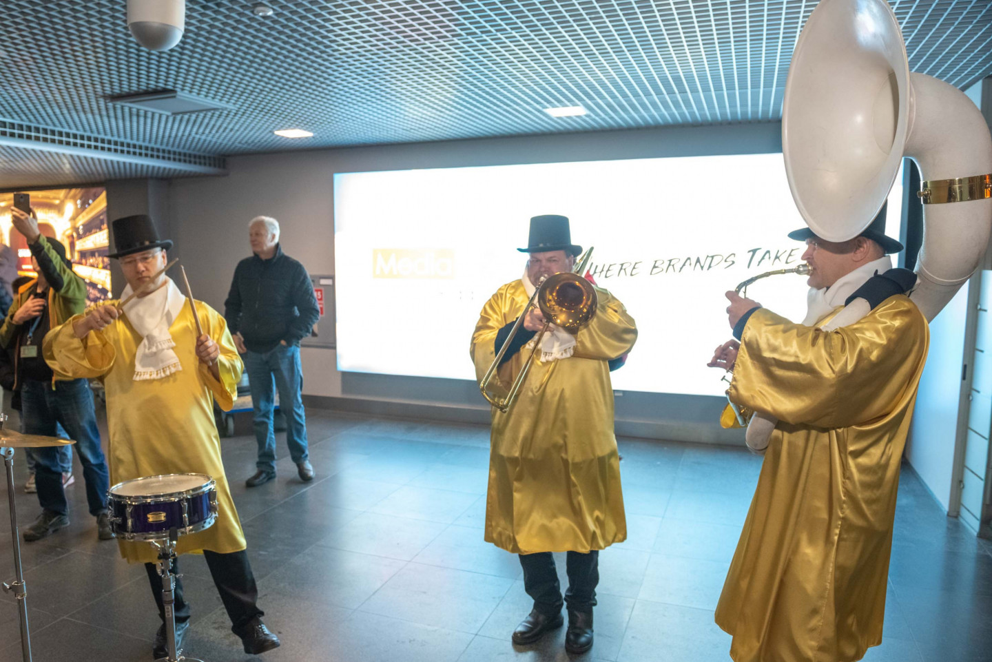 Lidostā "Rīga" sagaida Pasaules Jaunatnes Olimpisko spēļu U-16 3x3 hokejistus kuri izcīnīja zelta medaļas