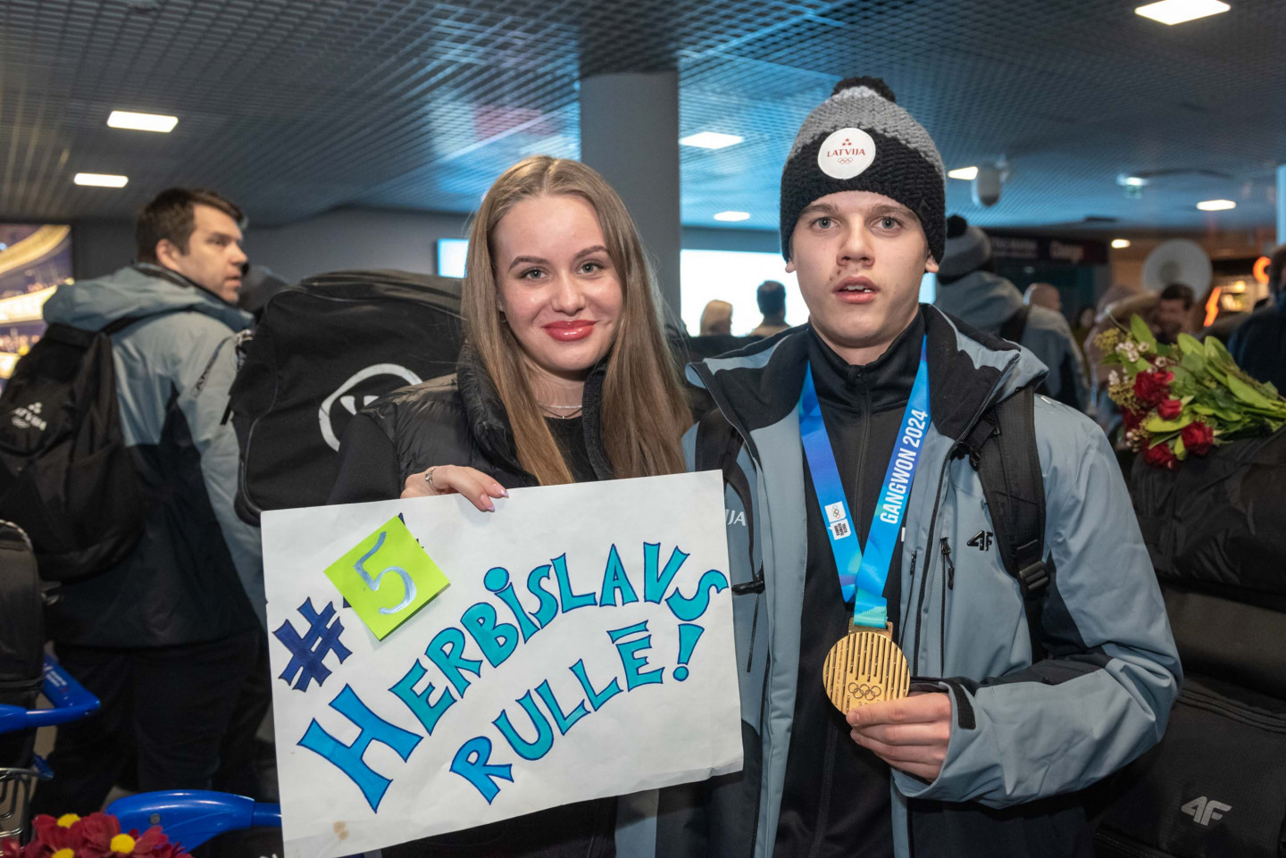 Lidostā "Rīga" sagaida Pasaules Jaunatnes Olimpisko spēļu U-16 3x3 hokejistus kuri izcīnīja zelta medaļas