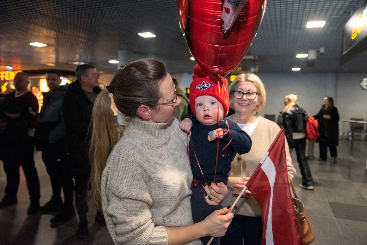 Lidostā "Rīga" sagaida Pasaules Jaunatnes Olimpisko spēļu U-16 3x3 hokejistus kuri izcīnīja zelta medaļas