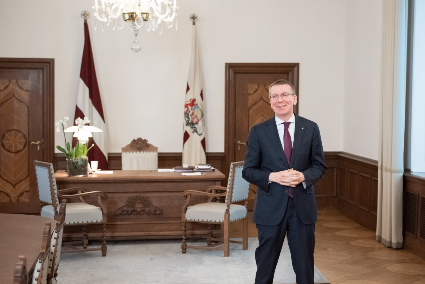 Valsts prezidents Edgars Rinkēvičs sveic Latvijas Nacionālā mākslas muzeja direktori Māru Lāci apaļajā dzīves jubilejā Rīgas pilī.