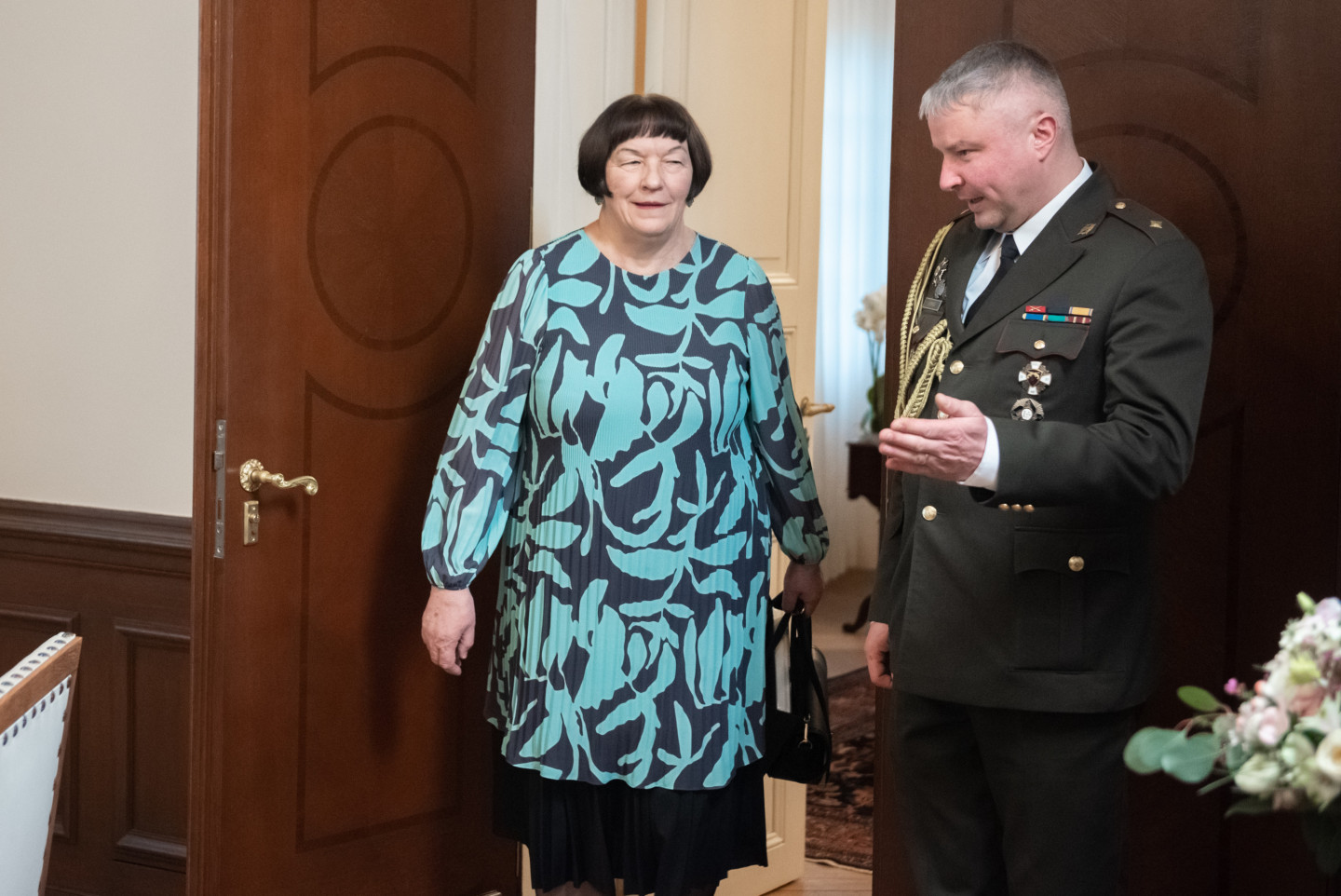 Valsts prezidents Edgars Rinkēvičs sveic Latvijas Nacionālā mākslas muzeja direktori Māru Lāci apaļajā dzīves jubilejā Rīgas pilī.