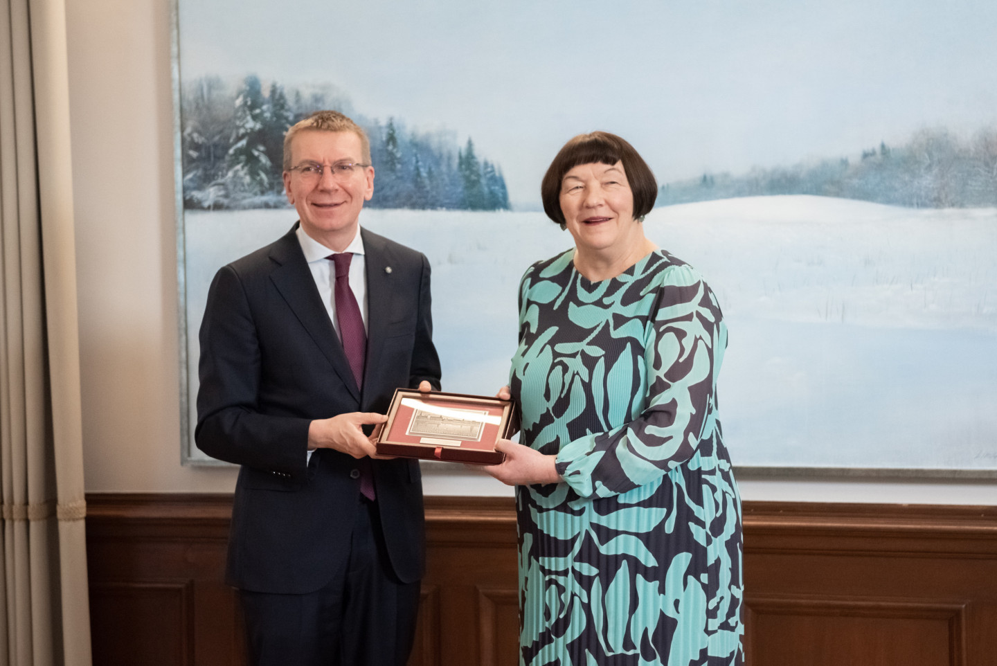 Valsts prezidents Edgars Rinkēvičs sveic Latvijas Nacionālā mākslas muzeja direktori Māru Lāci apaļajā dzīves jubilejā Rīgas pilī.