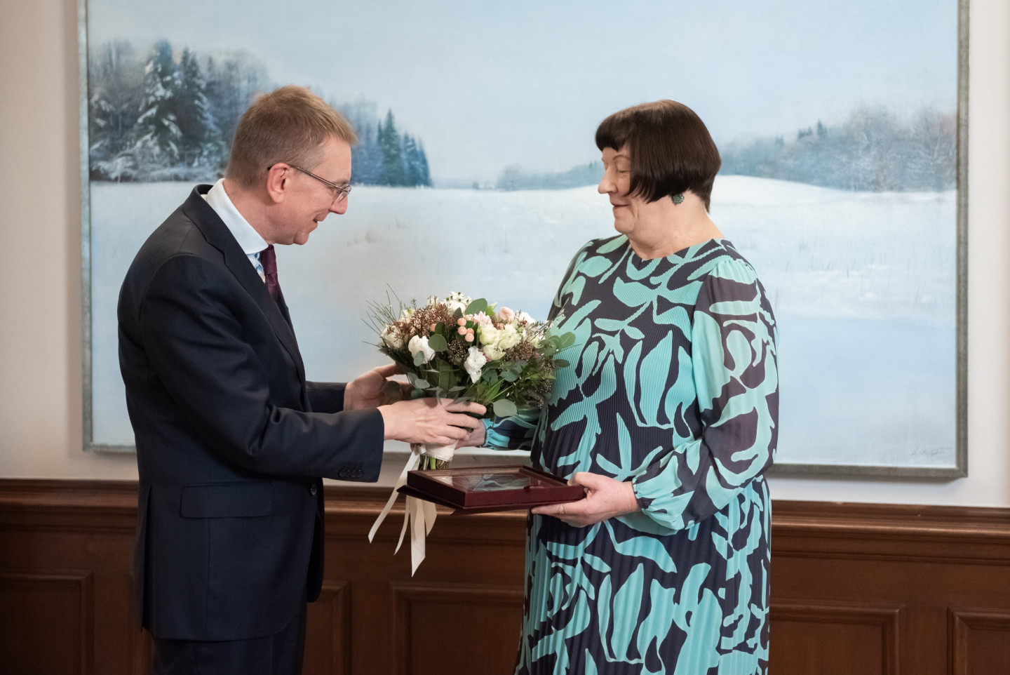 Valsts prezidents Edgars Rinkēvičs sveic Latvijas Nacionālā mākslas muzeja direktori Māru Lāci apaļajā dzīves jubilejā Rīgas pilī.