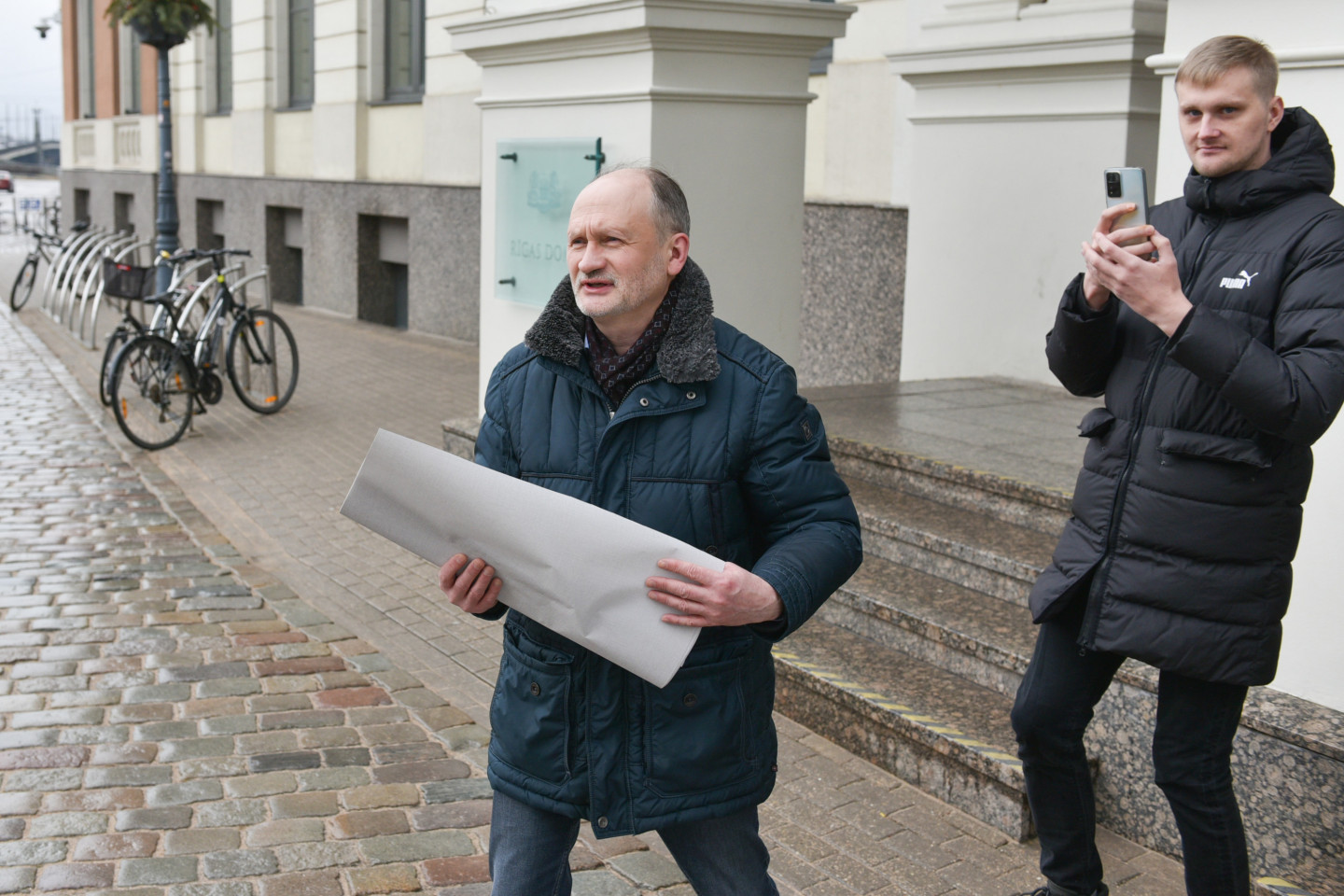 Rīgas Rātslaukumā notiek Latvijas Krievu savienības politiķes Innas Djeri rīkots protesta pasākums pret Maskavas un vēl vairāku ielu pārdēvēšanu Rīgā