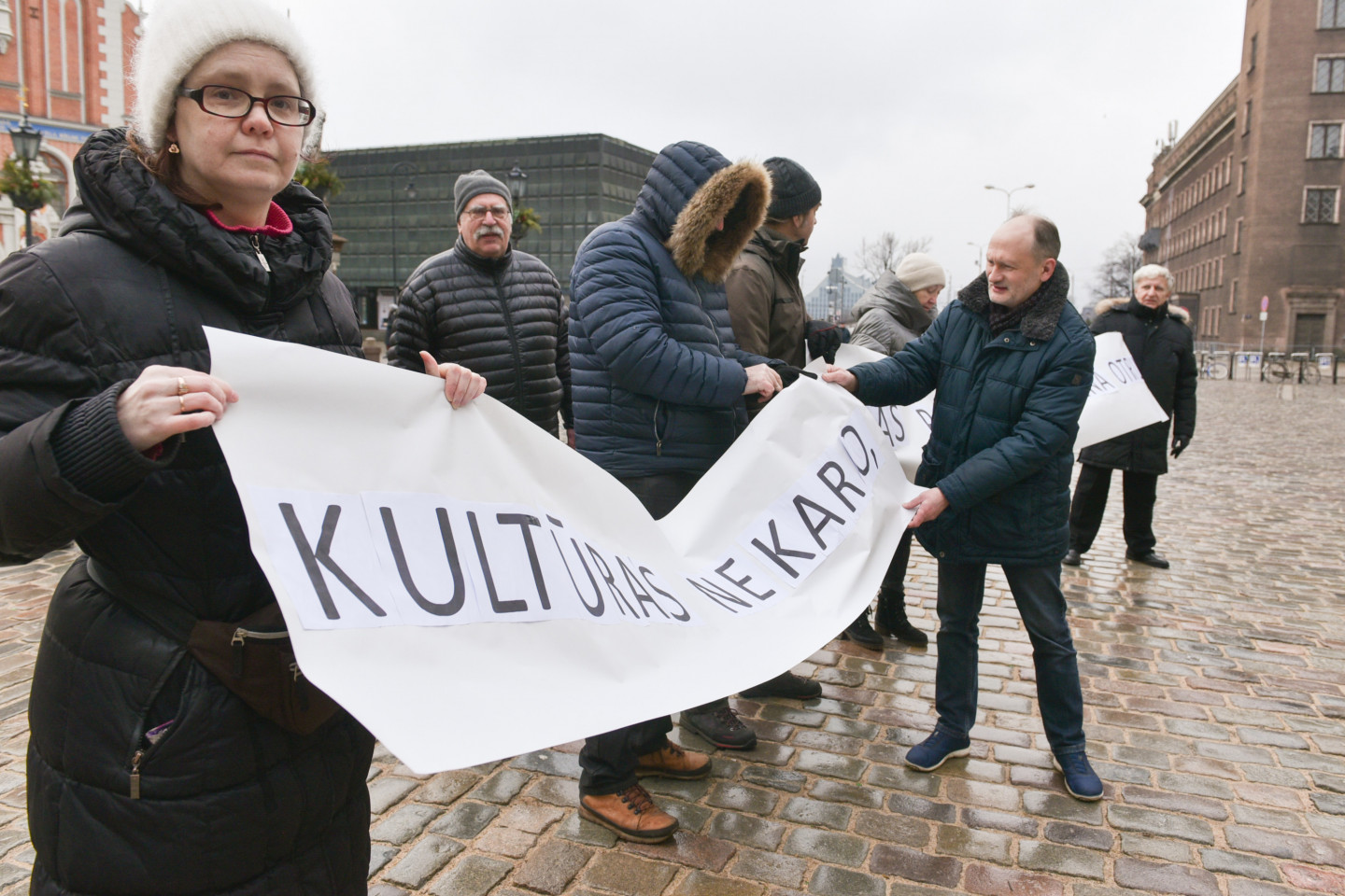 Rīgas Rātslaukumā notiek Latvijas Krievu savienības politiķes Innas Djeri rīkots protesta pasākums pret Maskavas un vēl vairāku ielu pārdēvēšanu Rīgā