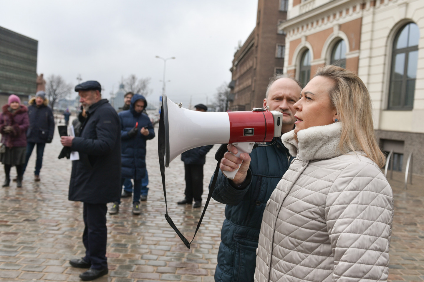 Rīgas Rātslaukumā notiek Latvijas Krievu savienības politiķes Innas Djeri rīkots protesta pasākums pret Maskavas un vēl vairāku ielu pārdēvēšanu Rīgā