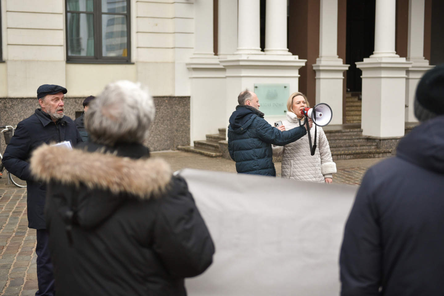 Rīgas Rātslaukumā notiek Latvijas Krievu savienības politiķes Innas Djeri rīkots protesta pasākums pret Maskavas un vēl vairāku ielu pārdēvēšanu Rīgā