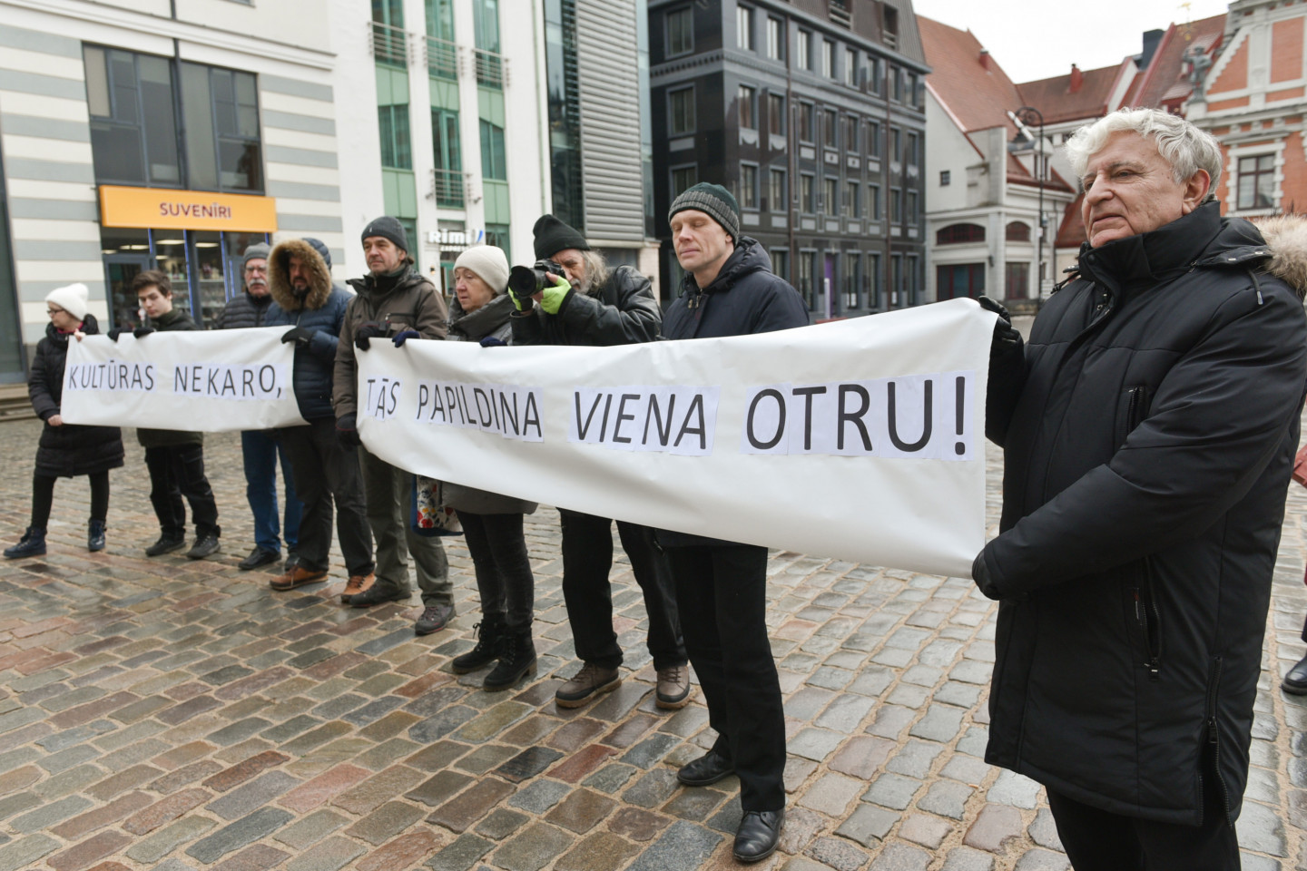 Rīgas Rātslaukumā notiek Latvijas Krievu savienības politiķes Innas Djeri rīkots protesta pasākums pret Maskavas un vēl vairāku ielu pārdēvēšanu Rīgā