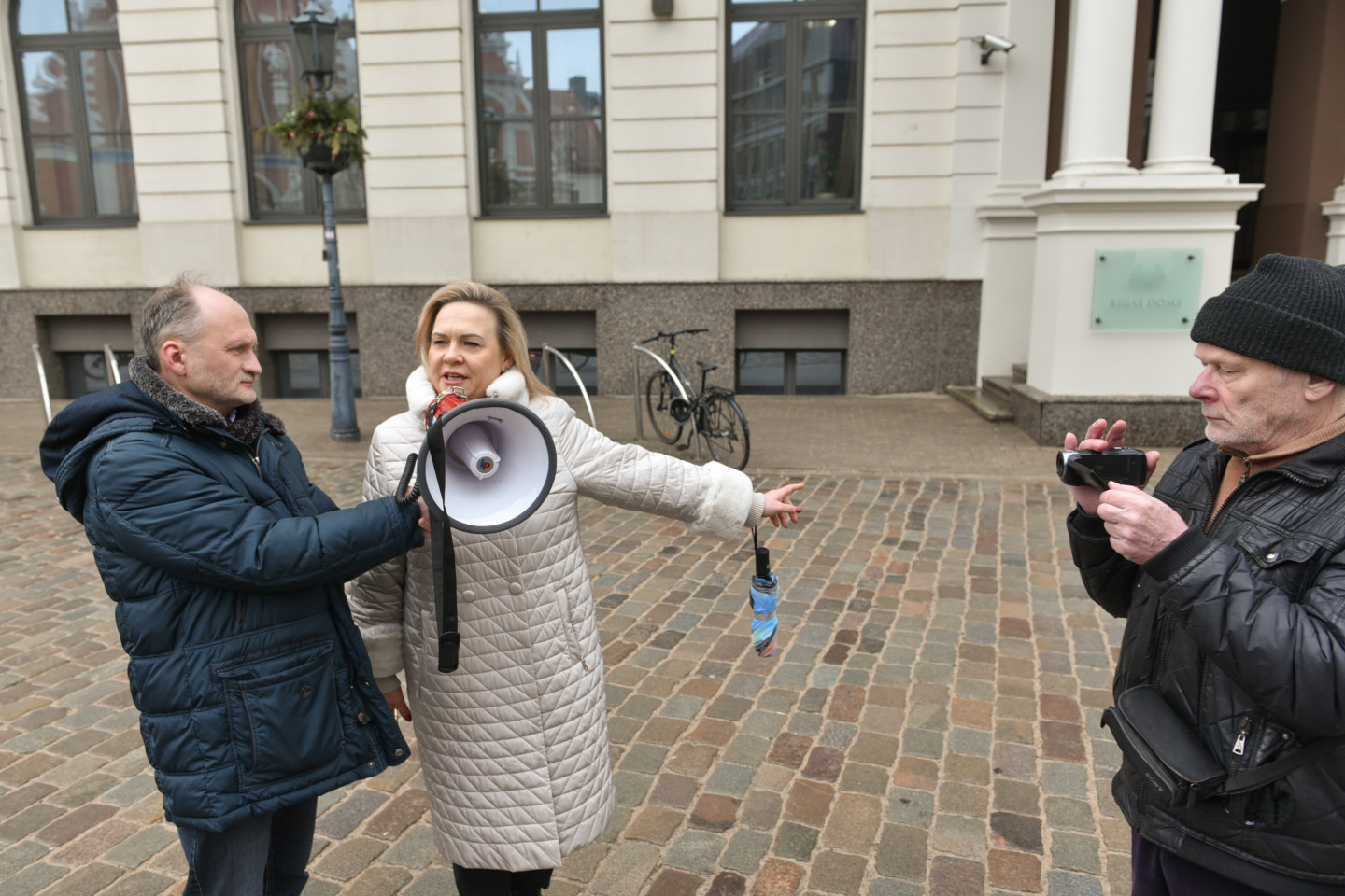 Rīgas Rātslaukumā notiek Latvijas Krievu savienības politiķes Innas Djeri rīkots protesta pasākums pret Maskavas un vēl vairāku ielu pārdēvēšanu Rīgā