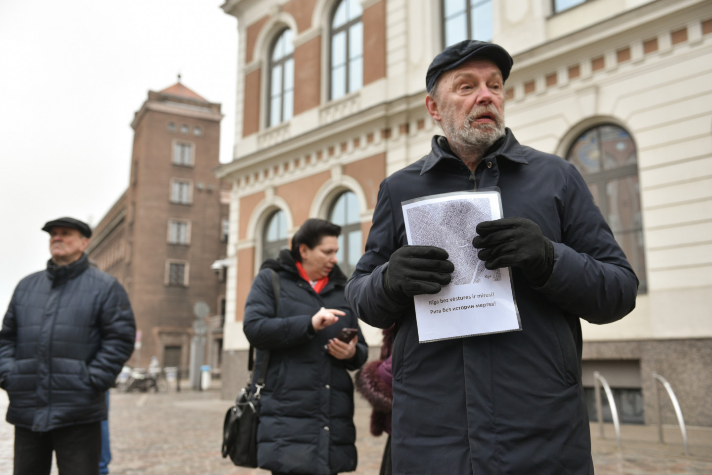 Rīgas Rātslaukumā notiek Latvijas Krievu savienības politiķes Innas Djeri rīkots protesta pasākums pret Maskavas un vēl vairāku ielu pārdēvēšanu Rīgā