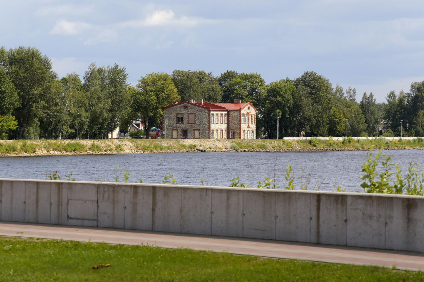 Strauji cēlies ūdens līmenis Daugavā. Pļaviņās iespējami plūdi - nra.lv