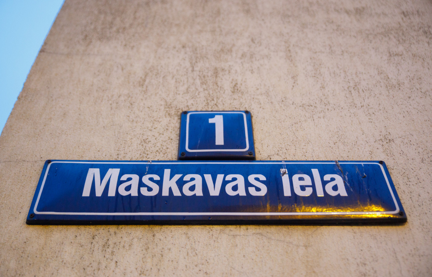 Kontekst.lv узнал, сколько будет стоить замена табличек с ...