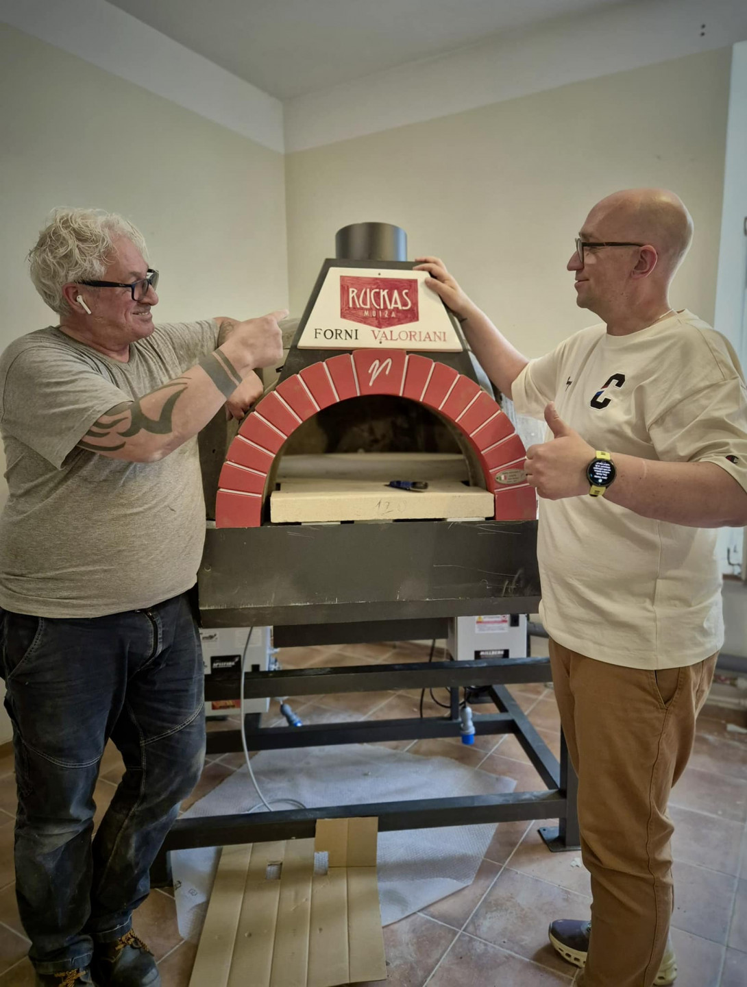 Rucks aprirà un caffè e inizierà a cuocere la pizza in toscana