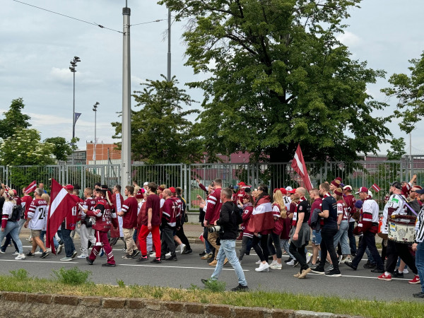 Turam īkšķus! Latvijas hokeja izlasei šodien spēle ar Poliju